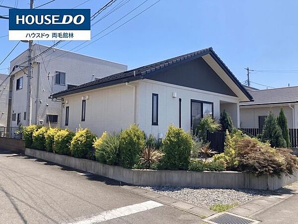前面道路(2)ゆとりある前面道路に面した角地で、圧迫感の少ない開放的なロケーション。平家住宅の存在感がより引き立つ立地です。