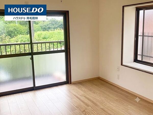 洋室(2)フローリング仕様でお手入れしやすく、快適にお使いいただけます。落ち着いた雰囲気の洋室で、ゆっくりとくつろげるプライベート空間です。