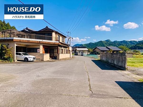 前面道路(3)敷地に直接面しているため、車での出入りや荷物の搬入もスムーズ。日常の買い物や通勤・通学など、車を利用するご家庭にも便利です。実際の道路幅や周辺環境は、ぜひ現地でご確認ください。