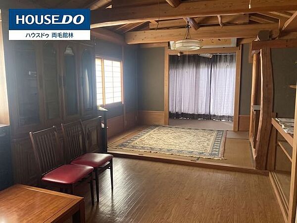 茶室和の風情を感じながら、ゆっくりとした時間を楽しめる趣のある空間です。お茶を楽しむ場としてはもちろん、読書や書道、趣味の部屋など、静かに過ごすプライベートスペースとしても活用できます。