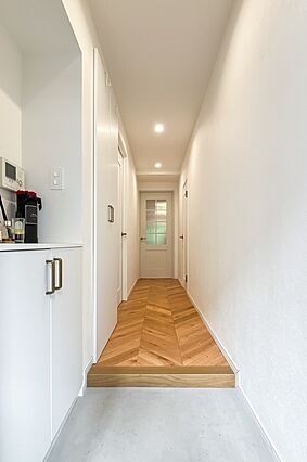 玄関/直線に伸...