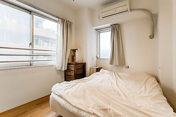 約4帖の洋室。...