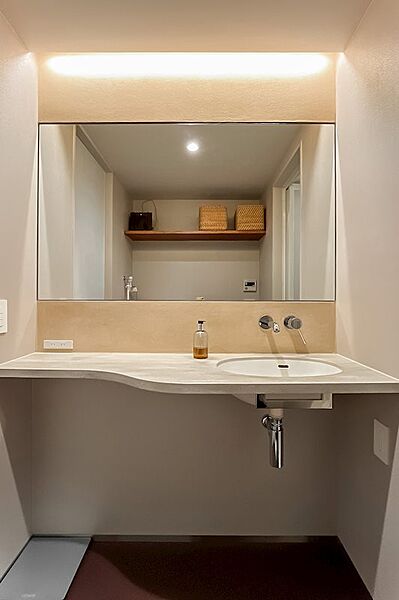 洗面室/大きな鏡付きの洗面化粧台。台下はワゴン等を用いて、収納場所を確保するとよさそう。