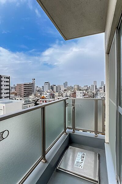 バルコニー/バルコニーには、物干し受けが備わっています。