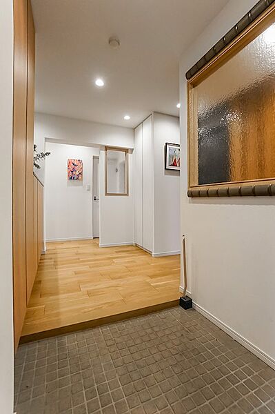 ゆとりのある玄関。室内窓からはLDKの光が入ってくるので、明るい印象です。シューズボックスや収納が豊富に備わっているので、玄関周りはすっきり広々と使えそうです。