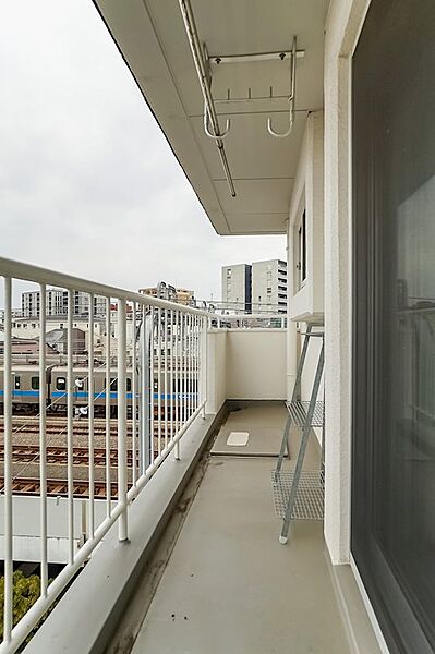 南東向きのバルコニー。物干し用の吊り金具が備わっています。日差しを遮るものがないので、洗濯物もカラッと乾きそうです！