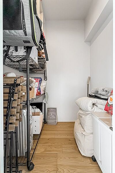 LDKから経由してアクセスできる大型収納。生活感をまるっと隠せる広さで、居住スペースの開放感をさらに際立たせられます。