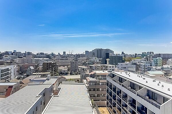 新宿・渋谷・中野のビル群を一望できるパノラマビュー。空気が澄んだ日には、夕焼けに染まる富士山の姿も拝めます。