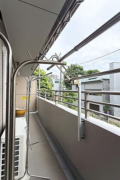 南西向きのバルコニーからは、路地を挟んで戸建てが見えます。周囲には低層の建物が多く、ほどよく日差しを感じられそうです。