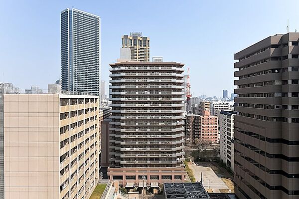 周囲には高い建物が建ち並びますが、ほどよく距離が保たれています。