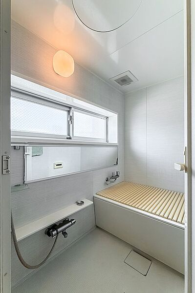浴室にも窓があり明るく、換気ができるのは嬉しいポイント！