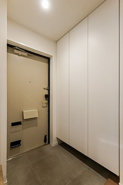玄関にはトールタイプの下足入れ。このサイズであれば、土間に靴が溢れることもなさそうです！
