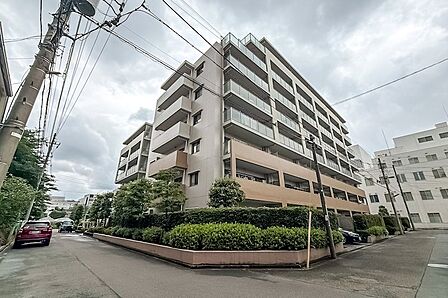 西武新宿線「花小金井駅」から徒歩15分の場所に位置する、2006年竣工のマンション。2020年に大規模修繕工事を実施しています。
