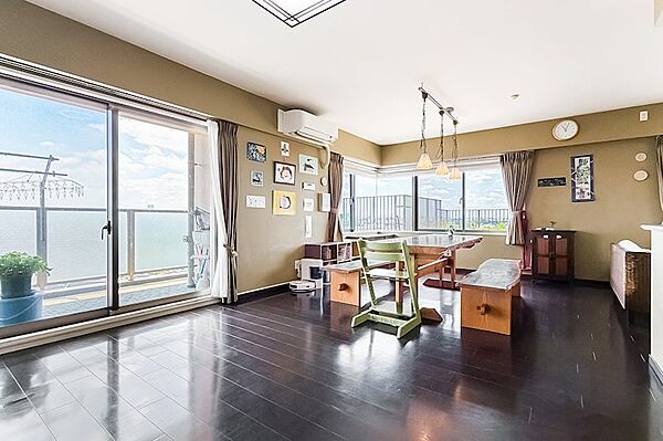 リビング/住戸は最上階に位置しており、専有面積約98m2を3LDKとしたゆとりあるプランニング。LDKは約26.7帖もの広さがあります。 3方向に窓がある、独立性の高い造りも魅力！