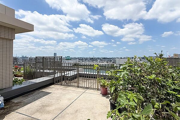 住戸の西側には約54m2のルーフバルコニー。隅田川や街並みを望む眺望で、遠くにはスカイツリーの姿も！夏には、北区や足立区の花火も楽しめるのだそう。暮らしの楽しみが増えそうな空間です。