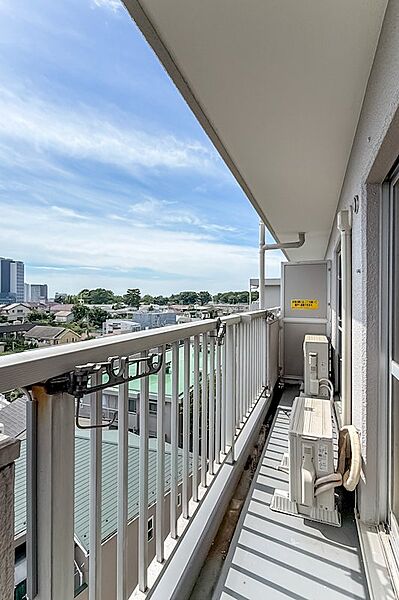 ちょうどマンションの前からは低層住宅が広がっているため、この開放的な眺望が得られます。