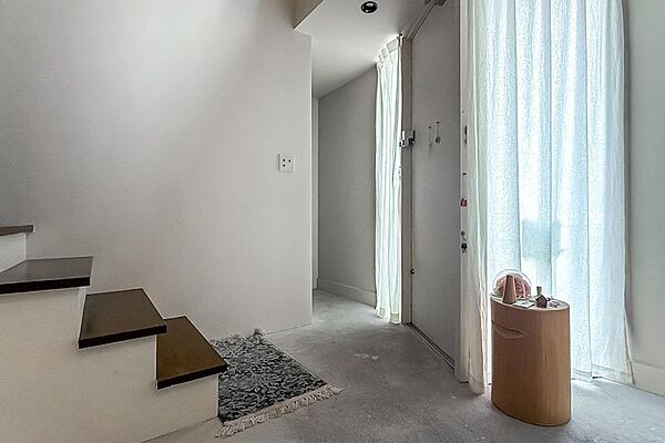 玄関扉を開けると、約5帖のゆとりのある土間が広がります。正面奥は、約6.6帖の洋室A。