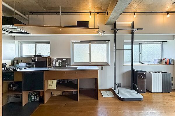 キッチンの前には窓がふたつあり、調理中の手元を明るく照らしてくれます。ニオイの強い食材を使ったり、焼き物や炒め物をしたりするときも、すぐに換気できるのがうれしいです！
