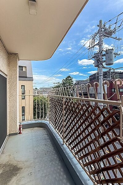 南西向きのバルコニーはややゆとりのあるバルコニー。日当たりがよく、洗濯物が気持ちよく乾きそうです。