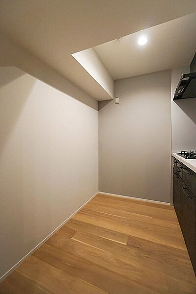 室内全体で言えることですが、梁が低めなので長身の方はご注意を。ご内見の際に確認してください。（2018年撮影）