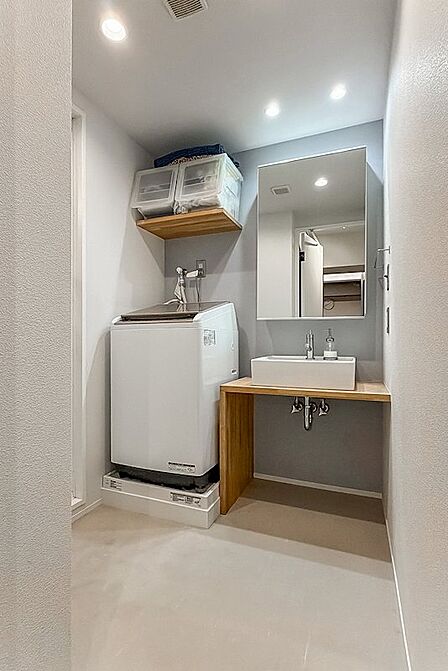 洗面台と洗濯機置き場が並んでいるぶん、洗面脱衣室はゆったり。カウンター下はワゴンなどを利用すると有効活用できます。