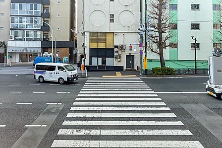 窓の外は青梅街道に面しています。車の走行音が届きづらいよう、インナーサッシを設置します。