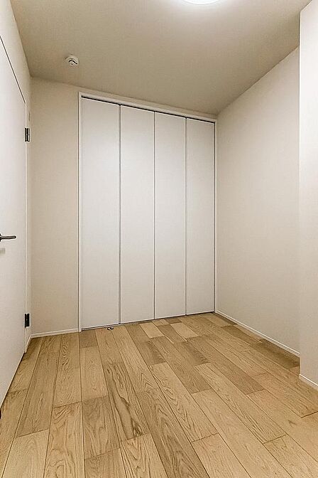 サービスルームはクローゼットを完備。