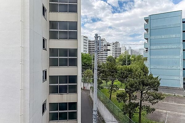 正面には建物が見えますが、視線はさほど気にならない印象です。また、右手には公務員宿舎の駐車場があり、視界が開けています。