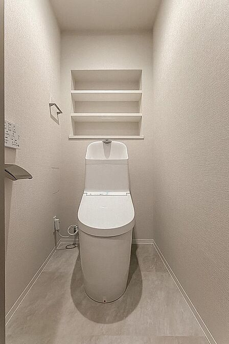 トイレは廊下からアクセスする間取り。こちらも背面にはニッチ収納が備わっています。