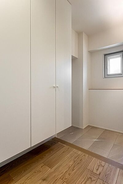 小窓から自然光が入り、明るくやさしい空気に包まれている印象です。
