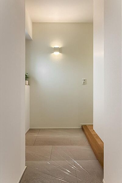玄関扉を背にして右手には大容量の下足入れを、左手にはニッチカウンターを設けています。