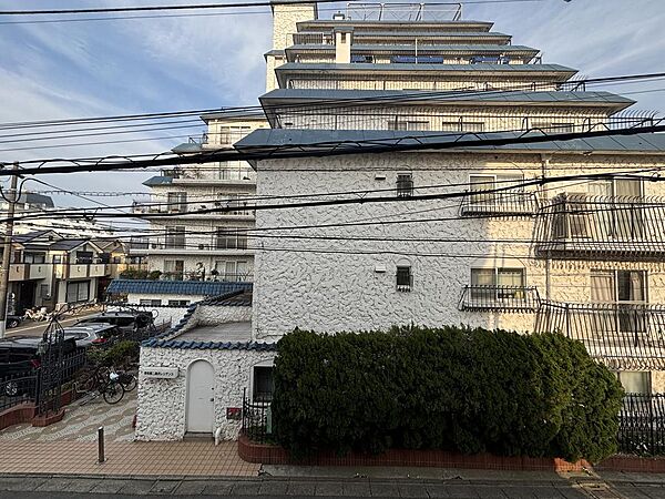 正面には、近くに建つ “秀和レジデンスシリーズ” のマンションの青い瓦屋根が見えます。