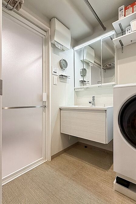 水まわりは一箇所に集約。洗面脱衣室から浴室、トイレに出入りします。洗面室の天井にポールが取り付けられているので、洗濯物を一時的に干すことができそうです。