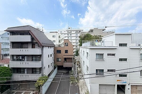 住宅街を望む和やかなビュー。西向きですが目の前に背の高い建物がないため、お洗濯物がよく乾きそうです。