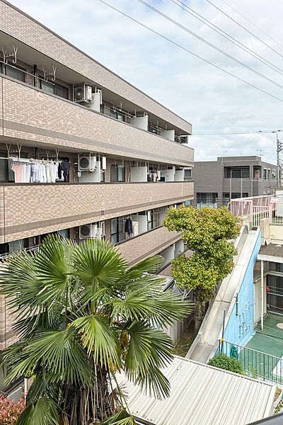バルコニーの正面には、隣接する保育園の園舎と園庭が見えます。日中は子どもたちの元気な声が聞こえてくるタイミングもあるかもしれないので、気になる方は現地でもご確認くださいね。
