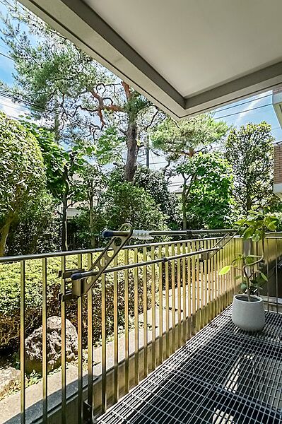 バルコニーはマンションの植栽が視界いっぱいに広がる眺め。1階ですが、豊かな緑が目隠しとなり、道路からの視線も気になりにくそうです。