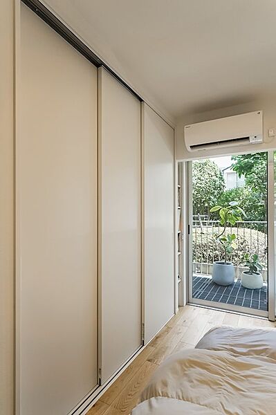 約6帖の洋室Aには引き戸3枚分の収納を備えています。