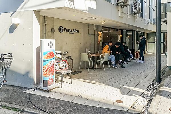 もっちり食感の生パスタが食べられる「PastaAlba（パスタアルバ）」。昼は20種類以上のセットメニュー、夜にはピザやアヒージョなどの小皿料理も頂けます。（徒歩4分）