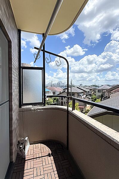 洋室にも南東側にコンパクトなバルコニーが設けられています。