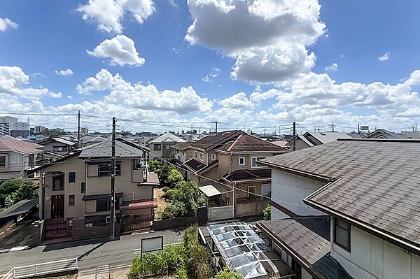 周辺は戸建て住宅が多く、視界を遮るような高い建物はありません。遠くまで視線が抜け、空を大きく感じられる眺め。