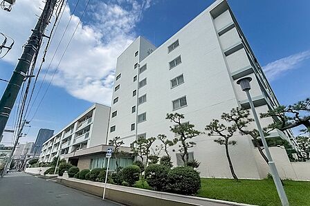 1975年竣工、総戸数113戸の建物。自主管理体制が取られていますが、管理員さんは週6日勤務と手厚く、2019年には大規模修繕工事を実施済み。共用部はきれいに保たれている印象です。