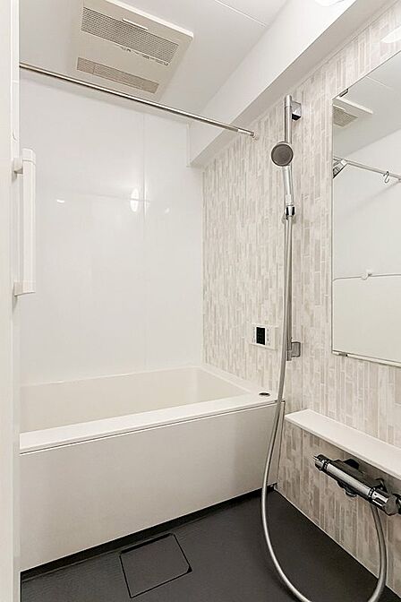 水まわりはシンプルな設え。浴室乾燥機付きのバスルームは、1216サイズです。