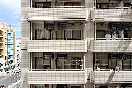 正面には道路を挟んでマンションが建っています。