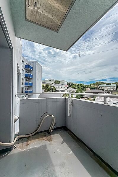 幅は控えめながら、奥行きは確保されたバルコニー。洗濯物もしっかり乾きそうです。