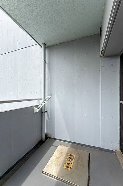 幅は控えめながら、奥行きは確保されたバルコニー。洗濯物もしっかり乾きそうです。
