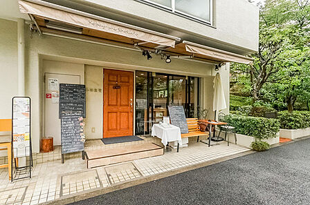 「小林食堂」は、自然派ワインが揃う和洋折衷レストラン。テイクアウトもおすすめです。(徒歩7分)