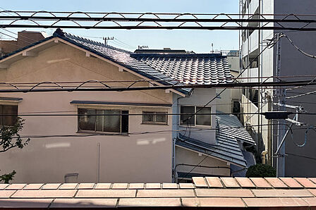 バルコニーからの眺望。正面には一軒家が建ってあり、近くには「駒沢通り」が通っています。