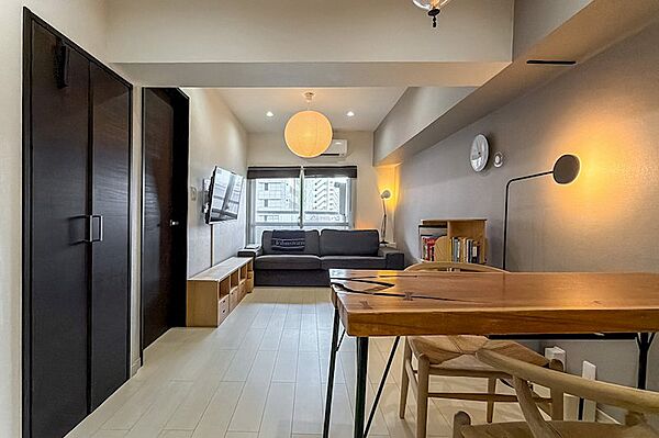 4階に所在する、専有面積約58m2を2LDKとした住戸。約13帖のLDKは縦長で、リビングとダイニングのゾーニングがしやすい間取り。