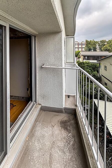 バルコニーは物干し金具付き。
