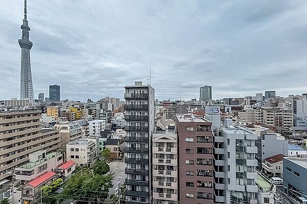 11階所在ということもありバルコニーからは抜けた眺望が楽しめます。